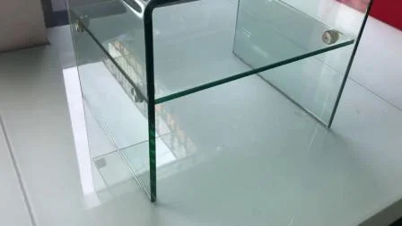 Необычный чистый приставной столик из изогнутого стекла
